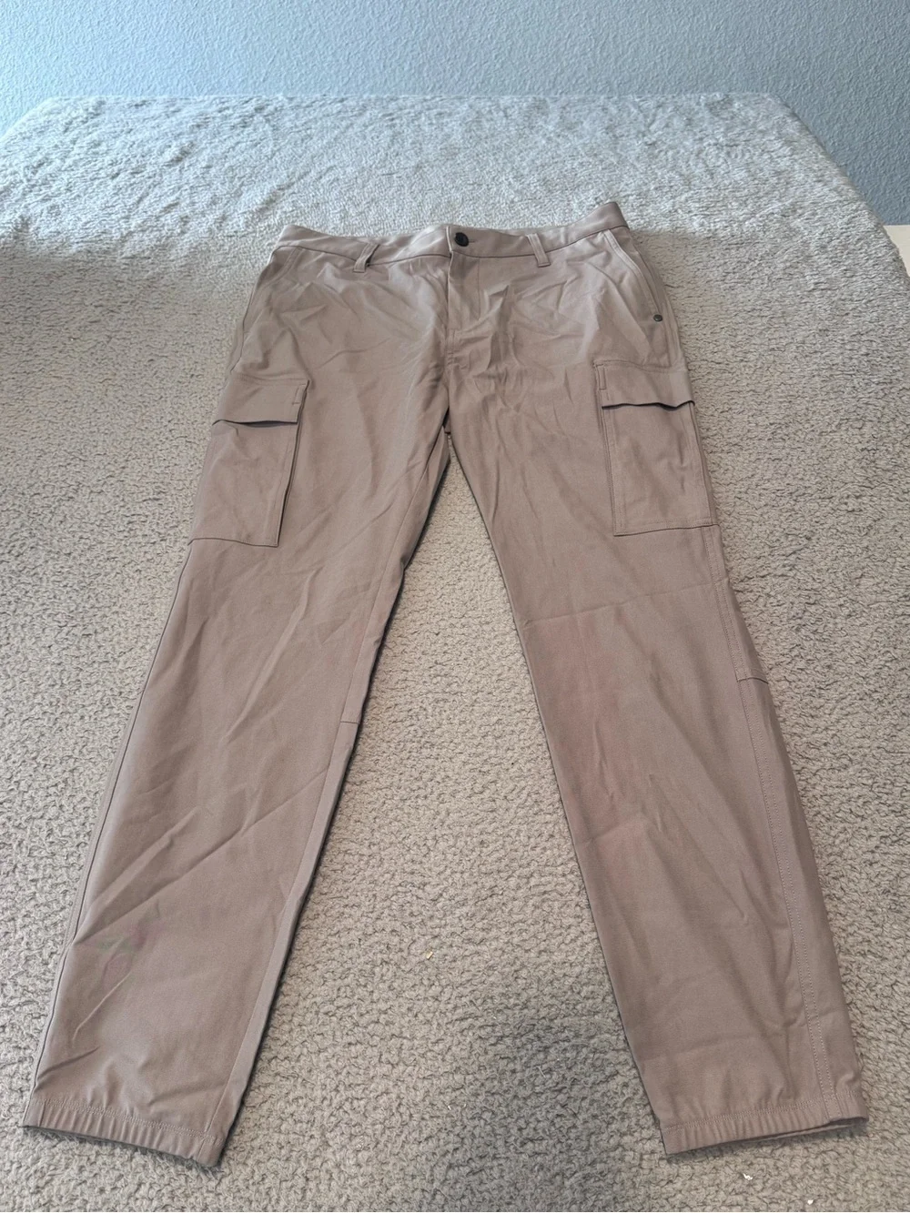 VUORI Meta Cargo Pants Mens 32x30 Gray Khaki Tapered Jogger Stretch #V451